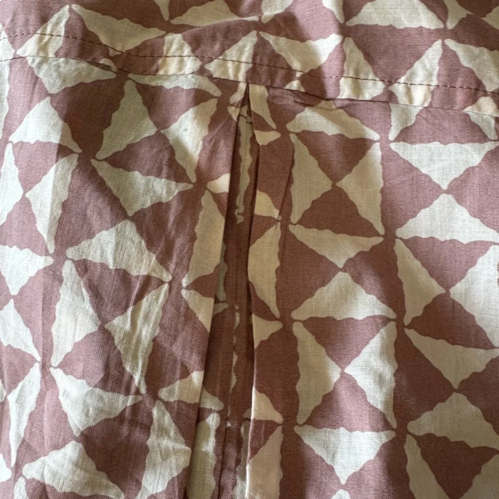 O'Neill neutral taupe & cream cover up/button down shirt! Very versatile 💦